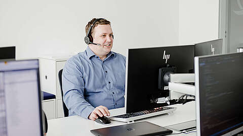 IT-Service-Mitarbeiter telefoniert über ein Headset