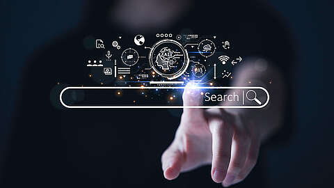 Warum SEO für KI so wichtig ist Eine Hand berührt eine virtuelle Suchleiste mit dem Wort „Search“ und einem Lupensymbol. Über der Leiste befinden sich digitale Symbole zu künstlicher Intelligenz und Technologie auf dunklem Hintergrund.