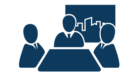 Einfaches blaues Symbol, das drei gesichtslose Personen in Anzügen zeigt, die an einem Tisch sitzen, mit einer Stadtlandschaft oder einem Fenster im Hintergrund, was ein Geschäftstreffen oder eine Konferenz darstellt.