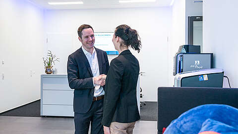 Zwei Personen begrüßen sich am Empfang vom Business Center in Appenweier