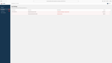 Q-FOX-Dashboard mit einer Tabelle, in der zwei zur Prüfung anstehende Bestellungen aufgeführt sind, einschließlich Bestellnummern, Lieferantennamen, Grund für die Prüfung und Nettopreise.