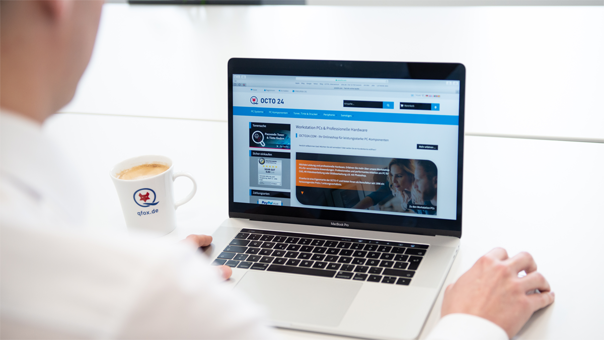 Onlineshops - Webentwicklung | HEDGEHOG MItarbeiter surft im Onlineshop der OCTO IT