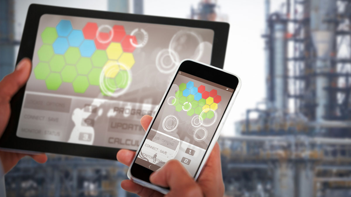 Webapplikationen - Webentwicklung | HEDGEHOG Person hält Tablet und Smartphone in der Hand