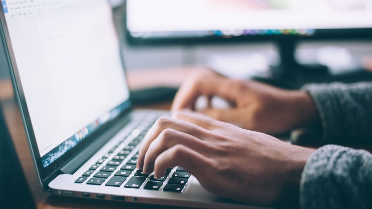 Webportale - Webentwicklung | HEDGEHOG Mann arbeitet am Laptop und tippt