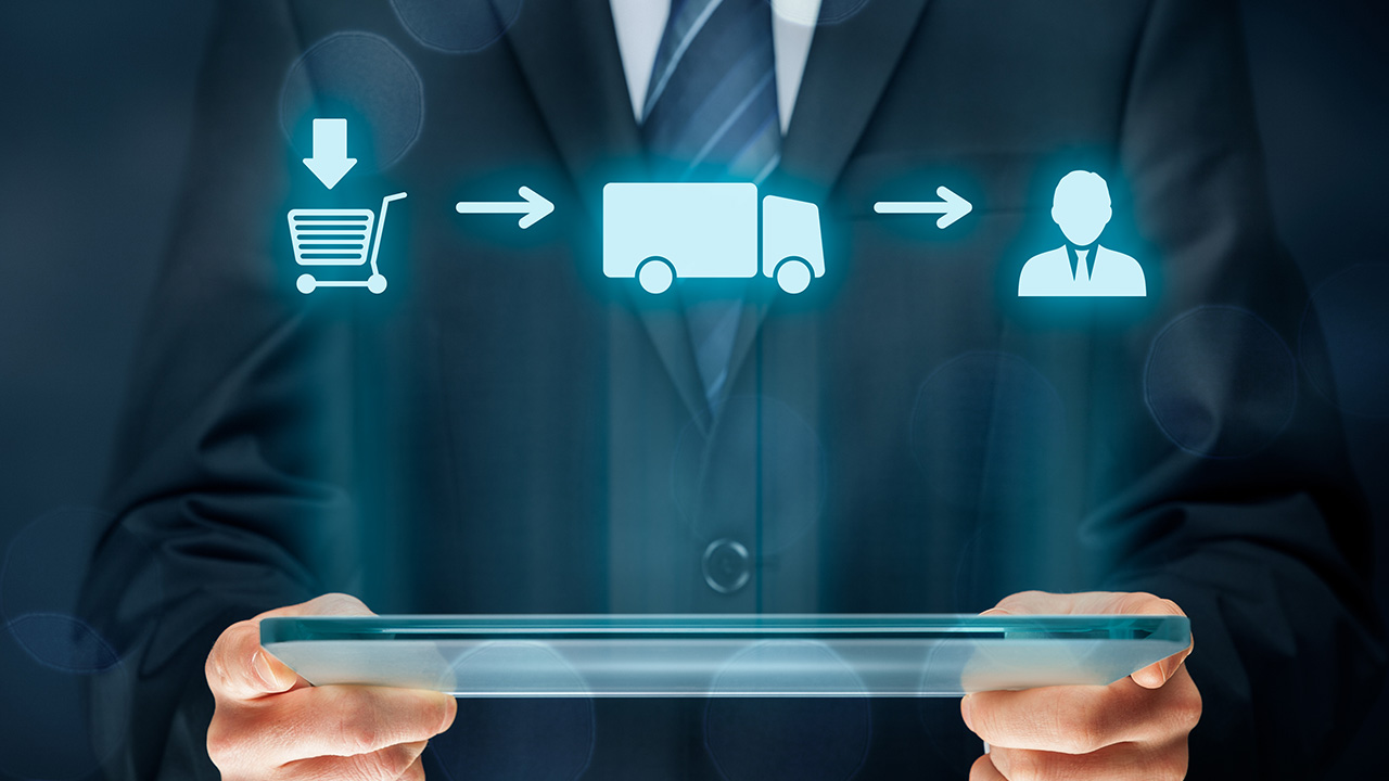 HEDGEHOG Produktinformationsmanagement Mann im Anzug hält ein Tablet in der Hand und es werden Symbole zum E-Commerce projeziert