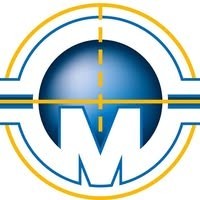 Eine blaue Kugel mit einem gelben Fadenkreuz darüber, teilweise umgeben von einem gelb und blau umrandeten Ring, mit einem großen weißen Buchstaben "M" in der unteren Mitte.