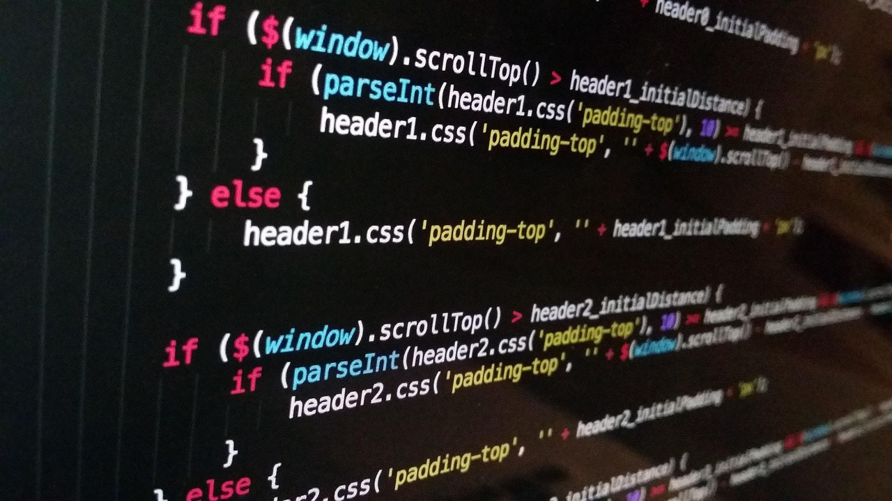Performance & Technik Eine Nahaufnahme eines Computerbildschirms, auf dem Zeilen mit buntem JavaScript-Code angezeigt werden, wobei Funktionen und bedingte Anweisungen zur Syntax in unterschiedlichen Farben hervorgehoben sind.